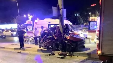 Aydınlatma direğine çarpan otomobildeki 3 arkadaş öldü, 1'i ağır yaralı