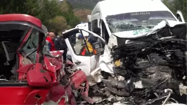 Kütahya'da minibüsler çarpıştı: 1 ölü, 15 yaralı