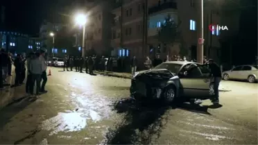 Sivas'ta iki otomobil çarpıştı: 3 kişi yaralandı
