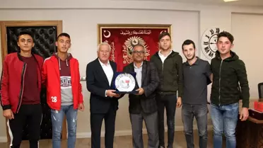 Gezlevi Sporlu voleybolcular Başkan Saygı'yı ziyaret etti