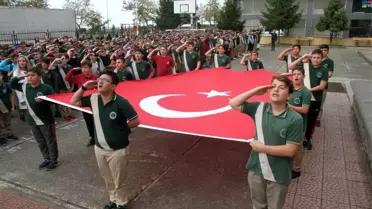 Çayeli'de tüm okullarda İstiklal Marşıı asker selamı verilerek okundu