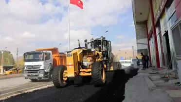 Gürpınar'da yol asfaltlama çalışması