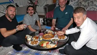 Ahmet Ağaoğlu, maç öncesi Abdülkadir Ömür ile yer sofrasında yemek yedi
