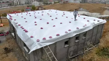 Poşetlere doldurduğu kumla kışa karşı önlem alıyor