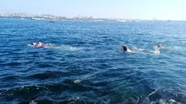 Güneşi gören vatandaşlar Sarayburnu'nda deniz girdi