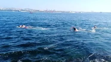 Güneşi gören vatandaşlar Sarayburnu'nda deniz girdi