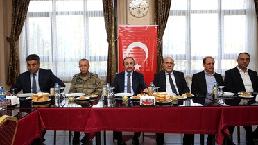 Vali Cüneyt Epcim muhtarlarla yemekte bir araya geldi