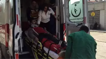 Sokakta yürürken üzerine sunta devrilmesiyle yaralandı