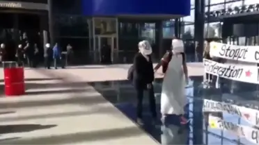PKK yandaşları Türkiye'de fabrika kurma kararı alan Volkswagen'in binasını işgal etti