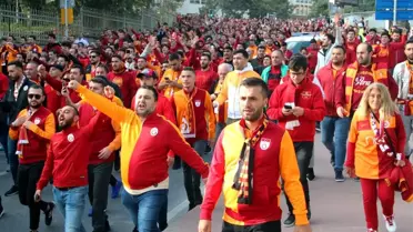 Galatasaray taraftarı Taksim'de toplandı
