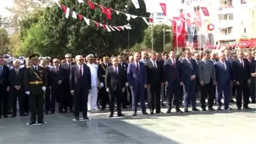Antalya'da çelenk bırakma töreninde ilginç görüntü