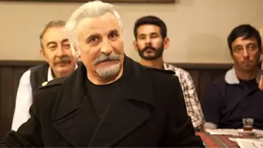 Oyuncu Hasan Kaçan, 29 Ekim davetine katılmayacak olan Cem Yılmaz'a tepki gösterdi
