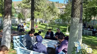 Derebucak'ta öğrenciler okul bahçesinde topluca kitap okudu