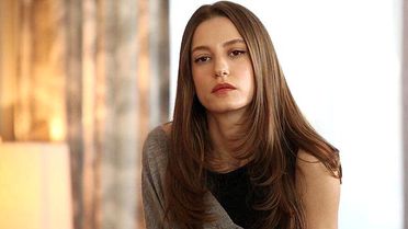 Alice Müzikali'nin setinden fotoğraf paylaşan Serenay Sarıkaya, bacak dekoltesiyle mest etti