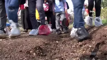 Ayaklarında poşetle okula giden öğrenciler yollarının yapılmasını istiyor