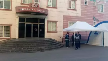 Evlat nöbetindeki ailelere dayanamayan HDP'liler, bir süre parti binasını kullanmayacak