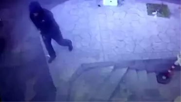 Beyoğlu'nda Amerikalı kadının çantasını çalan kapkaççı kamerada