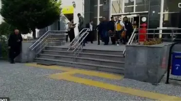 Oğlunun öldürülmesiyle ilgili davanın duruşması için geldiği adliyede kalp krizi geçirip öldü