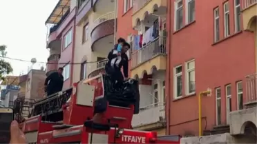 Yangın çıkan evde yalnız bırakılan çocuğu itfaiye kurtardı