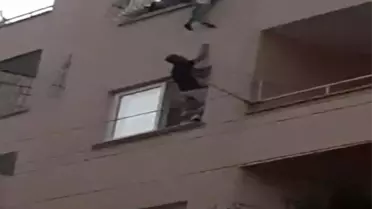 Pencerede asılı kalan çocuk ölümden döndü