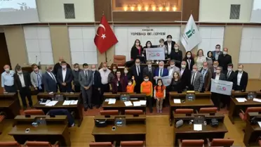 Meclis toplantısını lösemiye dikkat çekmek için maske takarak yaptılar