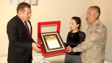 Vali Akbıyık'tan şehit eşine şehadet belgesi