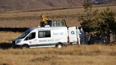 Antalya'da evinde ölü bulunan ailenin cenazeleri Erzurum'da toprağa verildi