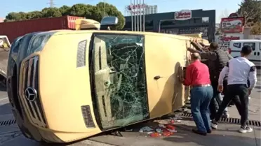 Bağcılar'da minibüsle hafif ticari araç çarpıştı; 6 yaralı