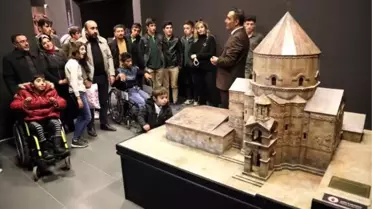 Van'da engelli çocuklara müze gezisi