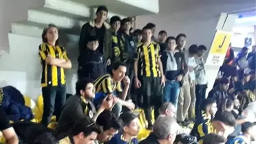 Polis, öğrencileri maça götürdü