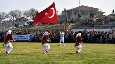 Türk bayrağını dalgalandıran gence kaymakamdan ödül