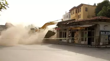 Kazı çalışmaları öncesi yıkım çalışmalarına başlanıldı
