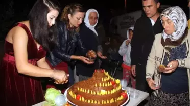 Düğünde pasta yerine 'çiğ köfte' kestiler
