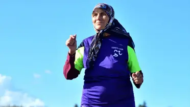 Gelibolu'nun 'koşucu teyzesi' sporla kendini zinde hissediyor