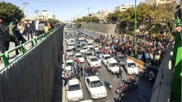 İran'da benzin zammı protestoları: Dini lider Hamaney'den zamma destek