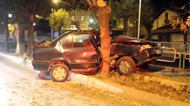 Otomobil önce kaldırıma sonra ağaca çarptı, 16 yaşındaki sürücü yaralandı