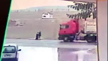 Açık unutulan kamyon kasası kapağının çarptığı kadın öldü