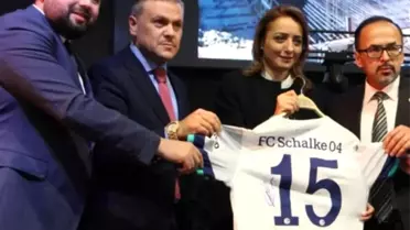 Gecede açık arttırma ile aldığı formayı Cumhurbaşkanına hediye etti