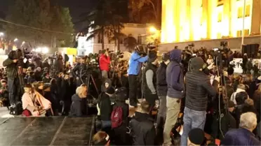 Gürcistan'da göstericiler, erken seçim taleplerinde ısrarcı