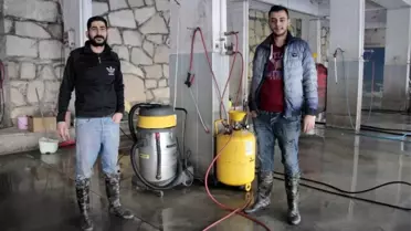 Yıkamaya getirilen otomobilin motorundan 3 yavru kedi çıktı