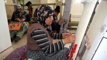 İlmek ilmek dokudukları halı ve kilimlerle tarihi yaşatıyorlar