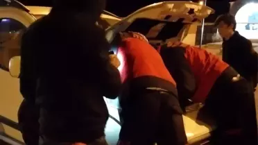 Motora sıkışan kedi kurtarıldı