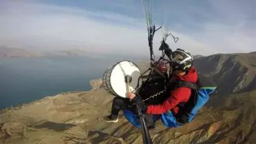 Gökyüzünde davul çalıp türkü söylediler