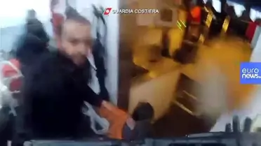 İtalyan sahil güvenlik ekipleri teknesi batan göçmenlerin kurtarılma görüntülerini yayınladı