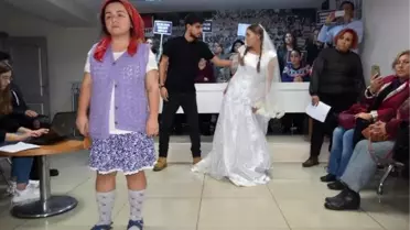 İzmir'de CHP'liler kadına şiddete flash mob ile dikkat çekti