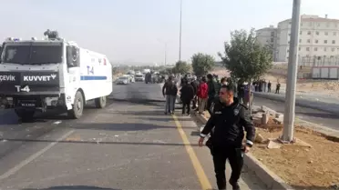 Öğrenciler lastik yakıp yol kapattı