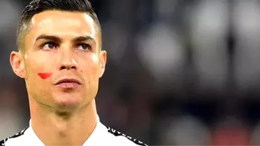 Yıldız futbolcular, kadına şiddete tepki için yanaklarında kırmızı boya ile maça çıktı