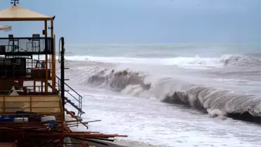 Antalya'da fırtına dev dalgalar oluşturdu