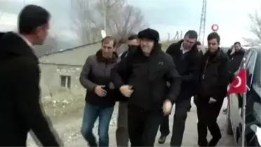 Vali Memiş, halay çekti, türkü söyledi