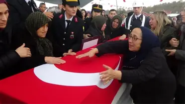 Şehit düşen oğlunun tabutuna sarılıp, 'Gitme' diye ağladı